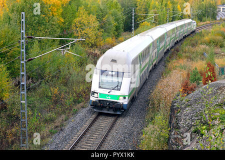Salo, Finlandia - 6 Ottobre 2018: VR gruppo treni passeggeri ad una velocità in autunno, elevati vista dal ponte. Foto Stock