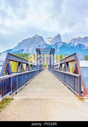 Storico motore Canmore Bridge è un ponte di travatura reticolare sopra il Fiume Bow nelle Montagne Rocciose Canadesi di Alberta. Il ponte è stato costruito dalla Canadian Pacific R Foto Stock