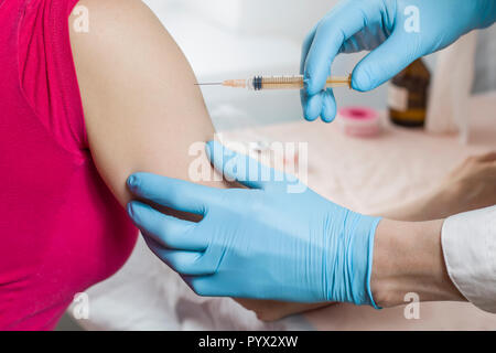 Il dottore vaccinati con una siringa. Foto Stock