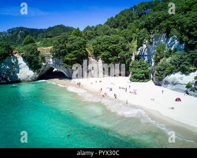 Vista aerea del cove della Cattedrale nella Penisola di Coromandel, Nuova Zelanda Foto Stock