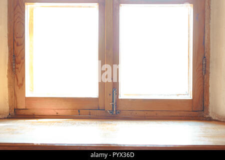 Finestra di legno. Ampia finestra di legno cantonale. La luce nella finestra Foto Stock