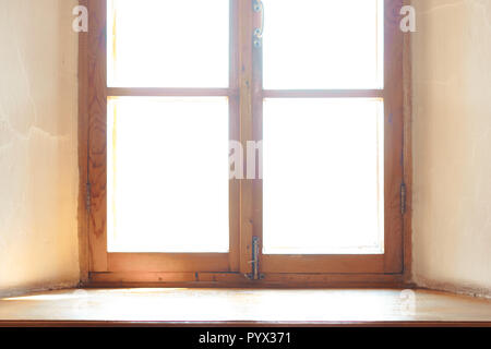 Finestra di legno. Ampia finestra di legno cantonale. La luce nella finestra Foto Stock