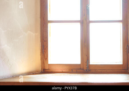 Finestra di legno. Ampia finestra di legno cantonale. La luce nella finestra Foto Stock