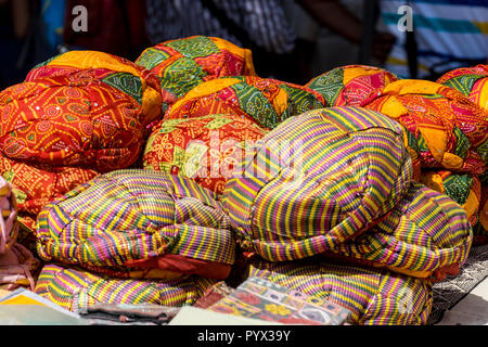 Turbanti in vendita in Jaisalmer, Rajasthan, India Foto Stock