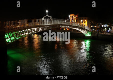 Ha penny Bridge di notte, zona di Temple Bar a Dublino Foto Stock