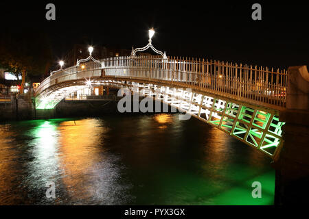 Ha penny Bridge di notte, zona di Temple Bar a Dublino Foto Stock