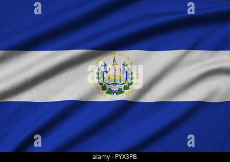 El Salvador flag è raffigurato su un panno sport tessuto con molte pieghe. Sport team sventolando striscioni Foto Stock