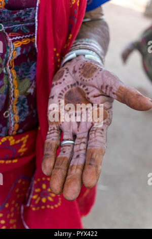 Signora con henns tatuaggi sul lato, villaggio nei pressi di Jodhpur, India Foto Stock