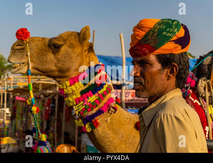 Uomo con il cammello a Pushkar camel fair, Rajasthan, India Foto Stock