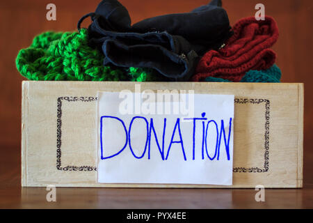 Scatola con i vestiti per la donazione Foto Stock