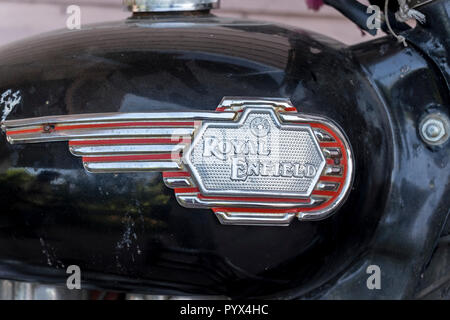 Close-up di Royal Enfield moto badge Foto Stock