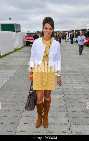 Amanda Stretton femmina motorsport e industria automobilistica presenter la preparazione al presente per TV al Goodwood. Motoring giornalista Foto Stock