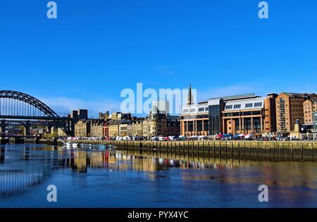 Perfect Blue Skies oltre il Fiume Brew, creando riflessi incontaminate dell'interessante architettura a Gateshead. Foto Stock