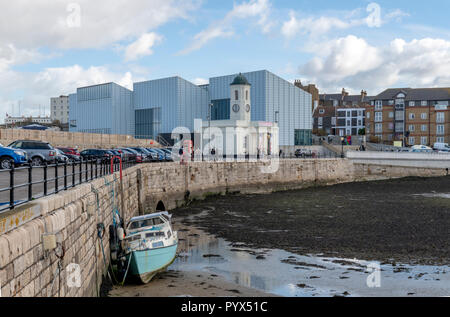 Turner Contemporary accanto a Margate Pier & Porto edificio aziendale sul braccio del porto, un mare di difesa per proteggere la zona della spiaggia. Foto Stock
