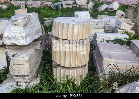 Pezzi di marmo e colonne impilate e organizzato da archologists per la ricostruzione nei pressi del Partenone dell'Accropolis ad Atene in Grecia Foto Stock