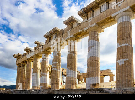 Pilastri del Partenone di Atene che viene ricostruito con il vecchio e il nuovo marmo contro un bellissimo cielo e macchinari visibile in background Foto Stock