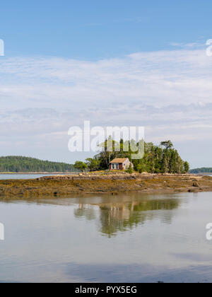 Vista la mattina di una cabina su una piccola isola in Ripley Cove, Maine, Stati Uniti d'America. Foto Stock