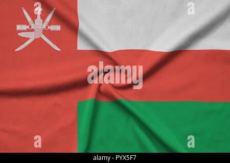 Oman flag è raffigurato su un panno sport tessuto con molte pieghe. Sport team sventolando striscioni Foto Stock