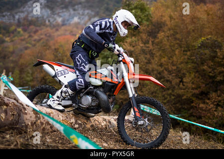 Driver non identificato a disco gara di enduro in Soko Banja, Serbia Foto Stock