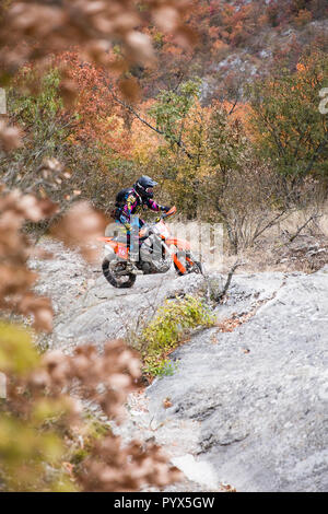 Driver non identificato a disco gara di enduro in Soko Banja, Serbia Foto Stock