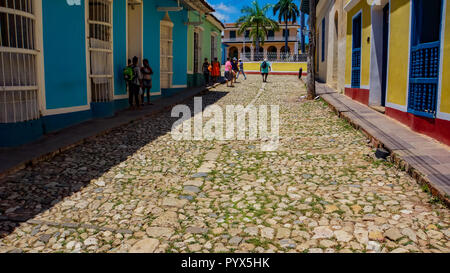 TRINIDAD, CUBA - 25 Maggio 2014: persone non identificate sulla strada di Trinidad, Cuba. Trinidad è stato un sito Patrimonio Mondiale dell'UNESCO dal 1988. Foto Stock