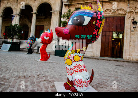 L'Avana, Cuba - Novembre 26, 2015: Xico sculture su San Francisco de Asis Square nella Città dell Avana, Cuba. Questo cane 16 sculture che simboleggia l'amicizia Foto Stock