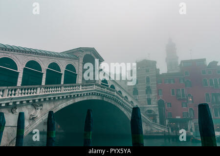 Il celeberrimo Ponte di Rialto di Venezia Italia in una nebbiosa mattina moody Foto Stock