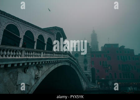 Ponte di Rialto di Venezia su una notte nebbiosa mattina Foto Stock