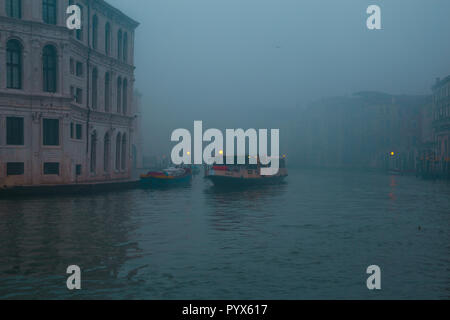 L'acqua taxi su una mattinata nebbiosa a Venezia Italia Foto Stock
