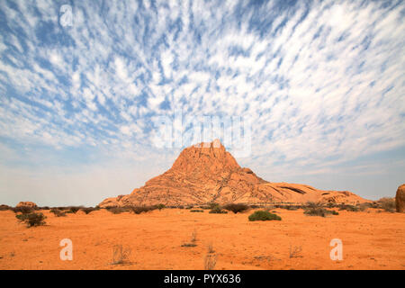 La Namibia paesaggio - formazioni di roccia e cielo drammatico in Spitzkoppe, Namibia Africa Foto Stock