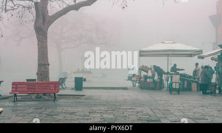 Mercato delle pulci su Venezia Italia su una mattinata nebbiosa Foto Stock