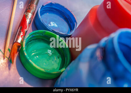 Vernice colorata di contenitori che qualche pittore dimenticato di chiudere Foto Stock