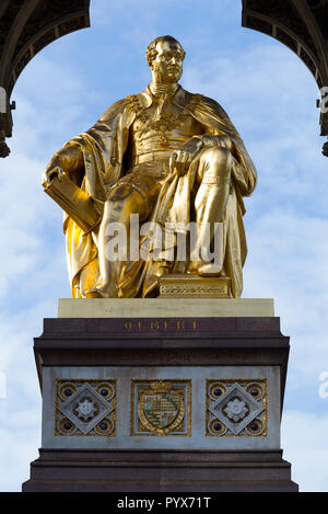 Albert Memorial Situato in giardini di Kensington, London, Regno Unito. Progettato da Sir George Gilbert Scott; commissionato dalla regina Vittoria in memoria del Principe Alberto morto nel 1861. (96) Foto Stock