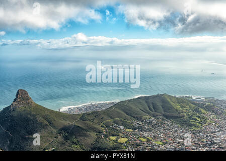 CAPE Town, Sud Africa, Agosto 17, 2018: Lions Head, Signal Hill, Robben Island e parte di Città del Capo come visto dalla cima della montagna della tavola Foto Stock