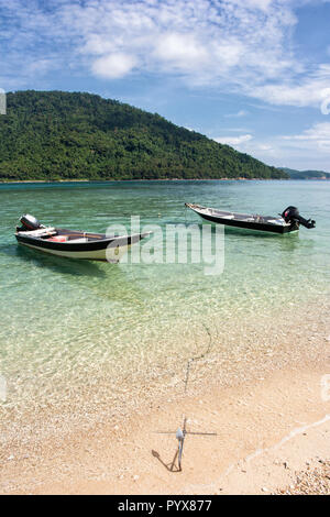 Piccole barche ancorate sulla spiaggia tropicale. Perhentian Islands, Malaysia. Foto Stock