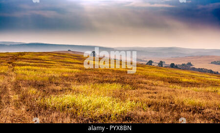 Bellissimo paesaggio autunnale. Linee di montagna oltre l'orizzonte Foto Stock