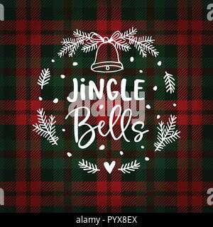 Jingle Bells Natale biglietto di auguri, invito con abete corona, campana e la caduta di neve. Mano letterati un testo bianco su di tartan scozzese a scacchi. In inverno la calligrafia del vettore lo sfondo dell'illustrazione. Illustrazione Vettoriale
