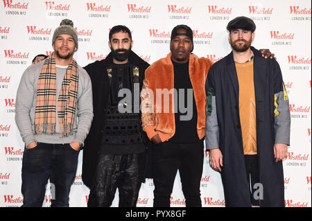 Rudimentale (Kesi Dryden, Amir Amor, DJ Fabbro, Piers Agget) preparare per andare sul palco durante il Westfield London 10-anno feste di compleanno al Westfield Square, Londra Foto Stock