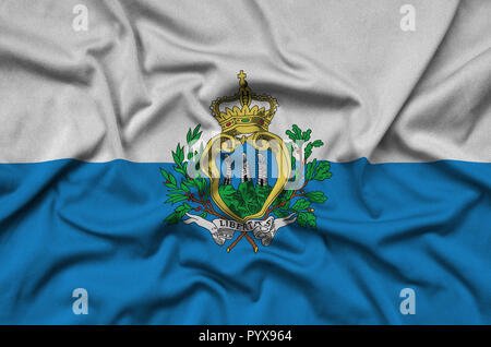 San Marino bandiera è raffigurato su un panno sport tessuto con molte pieghe. Sport team sventolando striscioni Foto Stock