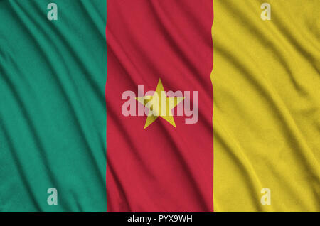 Bandiera del Camerun è raffigurato su un panno sport tessuto con molte pieghe. Sport team sventolando striscioni Foto Stock