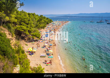 Zlatni rat, Croazia - 9 Agosto 2018 - la famosa spiaggia Zlatni rat a Bol, Isola di Brac, Croazia Foto Stock