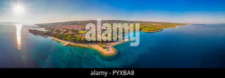 Vista aerea del lungomare a Supetar città sull isola di Brac con palme e turchese chiaro acque oceaniche, Supetar, Brac, Croazia, Europa. Foto Stock