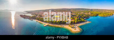 Vista aerea del lungomare a Supetar città sull isola di Brac con palme e turchese chiaro acque oceaniche, Supetar, Brac, Croazia, Europa. Foto Stock