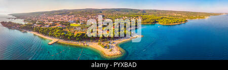 Vista aerea del lungomare a Supetar città sull isola di Brac con palme e turchese chiaro acque oceaniche, Supetar, Brac, Croazia, Europa. Foto Stock