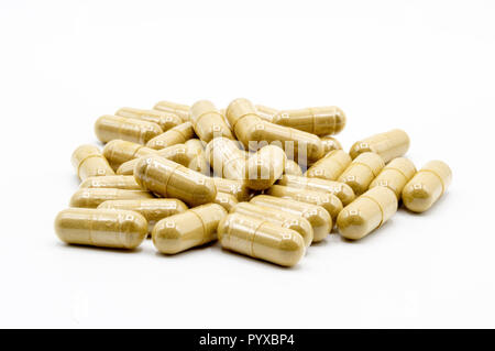 Green Kratom capsule su sfondo bianco con tutte le pillole nel fuoco. Foto Stock