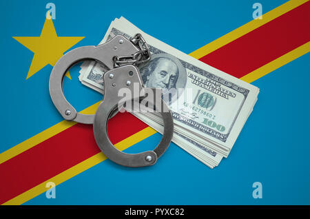 Repubblica democratica del Congo bandiera con le manette e un fascio di dollari. Valuta la corruzione nel paese. Crimini finanziari. Foto Stock