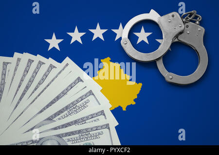 Bandiera del Kosovo con le manette e un fascio di dollari. Il concetto di illegale delle operazioni bancarie in valuta statunitense. Foto Stock