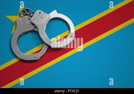 Repubblica democratica del Congo bandiera e manette di polizia. Il concetto di criminalità e i reati nel paese. Foto Stock