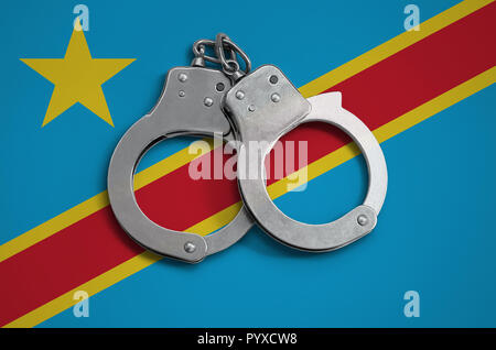 Repubblica democratica del Congo bandiera e manette di polizia. Il concetto di rispetto della legge nel paese e protezione dalla criminalità. Foto Stock