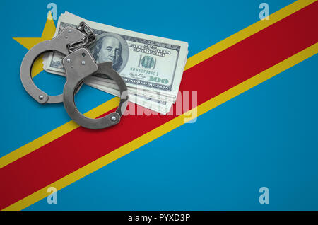 Repubblica democratica del Congo bandiera con le manette e un fascio di dollari. Il concetto di infrangere la legge e ladri crimini. Foto Stock